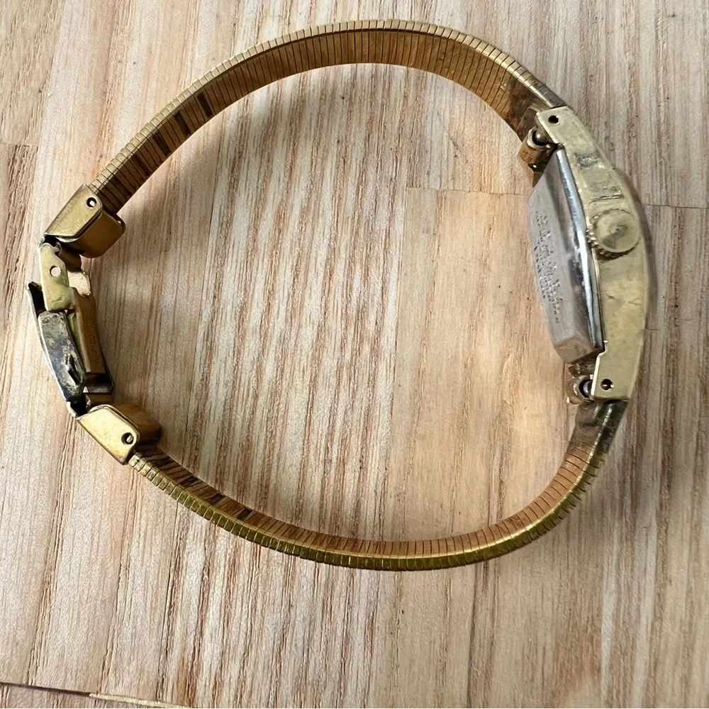 Vintage pulsar ladies oval gold tone bracelet dress watch NEW BATTERY